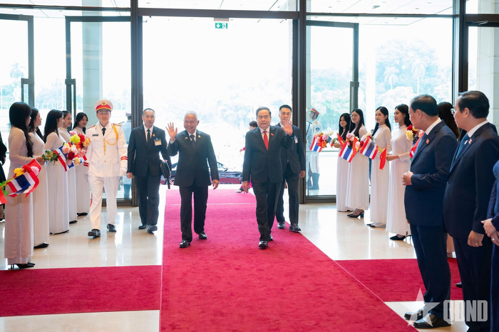 Chủ tịch Quốc hội Trần Thanh Mẫn đón Chủ tịch Quốc hội kiêm Chủ tịch Hạ viện Vương quốc Thái Lan Sophon Zaram. 