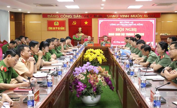 Thiếu tướng Nguyễn Hữu Hợp - Giám đốc Công an TP Đà Nẵng chủ trì tại điểm cầu Công an TP Đà Nẵng.