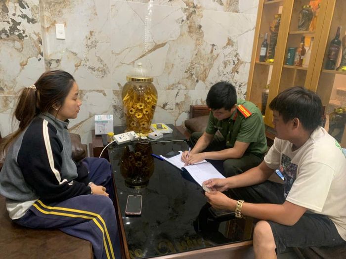 Làm việc với cơ sở lưu trú về việc chấp hành các quy định pháp luật.