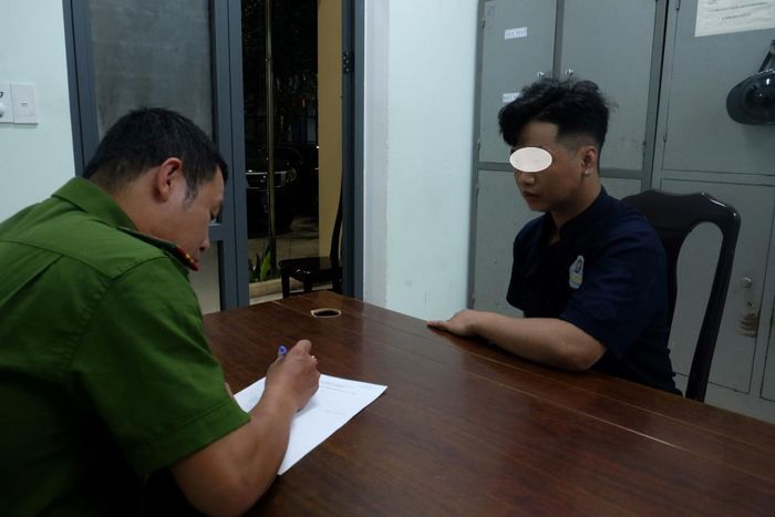 CAP Sơn Trà đang lấy lời khai của một đối tượng dương tính với ma túy trong đợt kiểm tra.