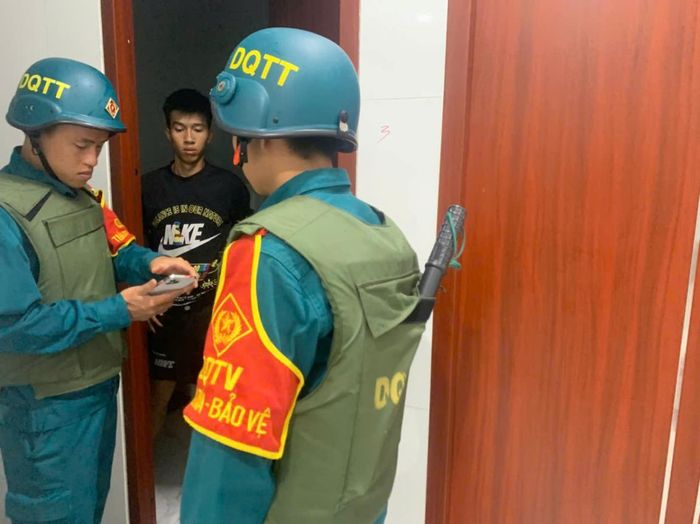 Lực lượng dân quân tự vệ phối hợp cùng tiến hành kiểm tra.