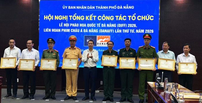 Chủ tịch UBND TP Đà Nẵng Nguyễn Mạnh Hùng (thứ 5 từ trái sang) trao tặng Bằng khen cho các tập thể có nhiều thành tích trong tổ chức 2 sự kiện.