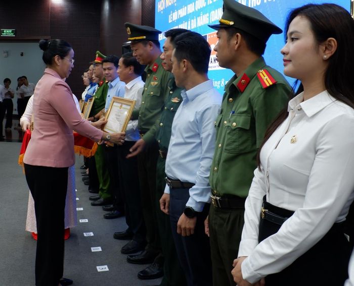 Phó Chủ tịch UBND TP Đà Nẵng Nguyễn Thị Anh Thi trao Bằng khen cho các tập thể, cá nhân có nhiều đóng góp trong tổ chức 2 sự kiện.