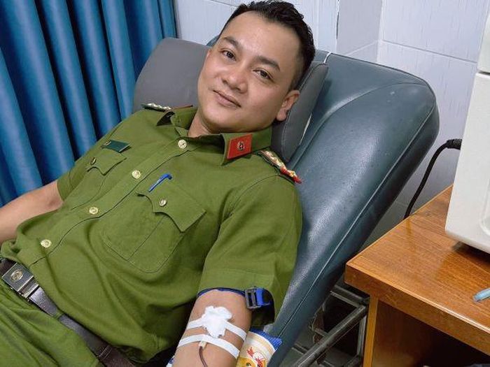 Đại úy Lợi kịp thời hiến máu cứu bệnh nhân.