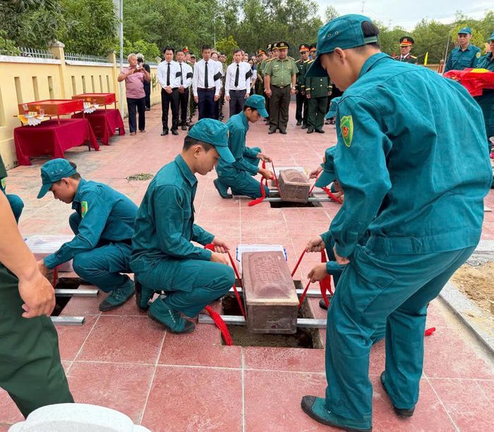 Các đại biểu thực hiện nghi lễ an táng 3 hài cốt liệt sĩ tại Nghĩa trang Liệt sĩ Hà Nha.