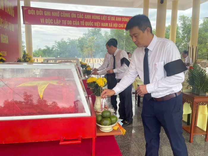 Các đại biểu dâng hoa, hương tưởng nhớ và bày tỏ lòng biết ơn sâu sắc đối với các anh hùng liệt sĩ.