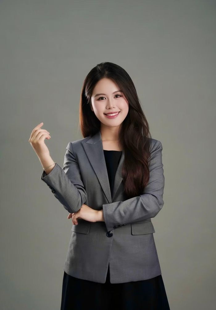 Bản tính hoạt bát, sáng tạo, cùng ước mơ chinh phục những lĩnh vực năng động đã sớm bộc lộ trong Khánh Dung từ những năm tháng học đường.