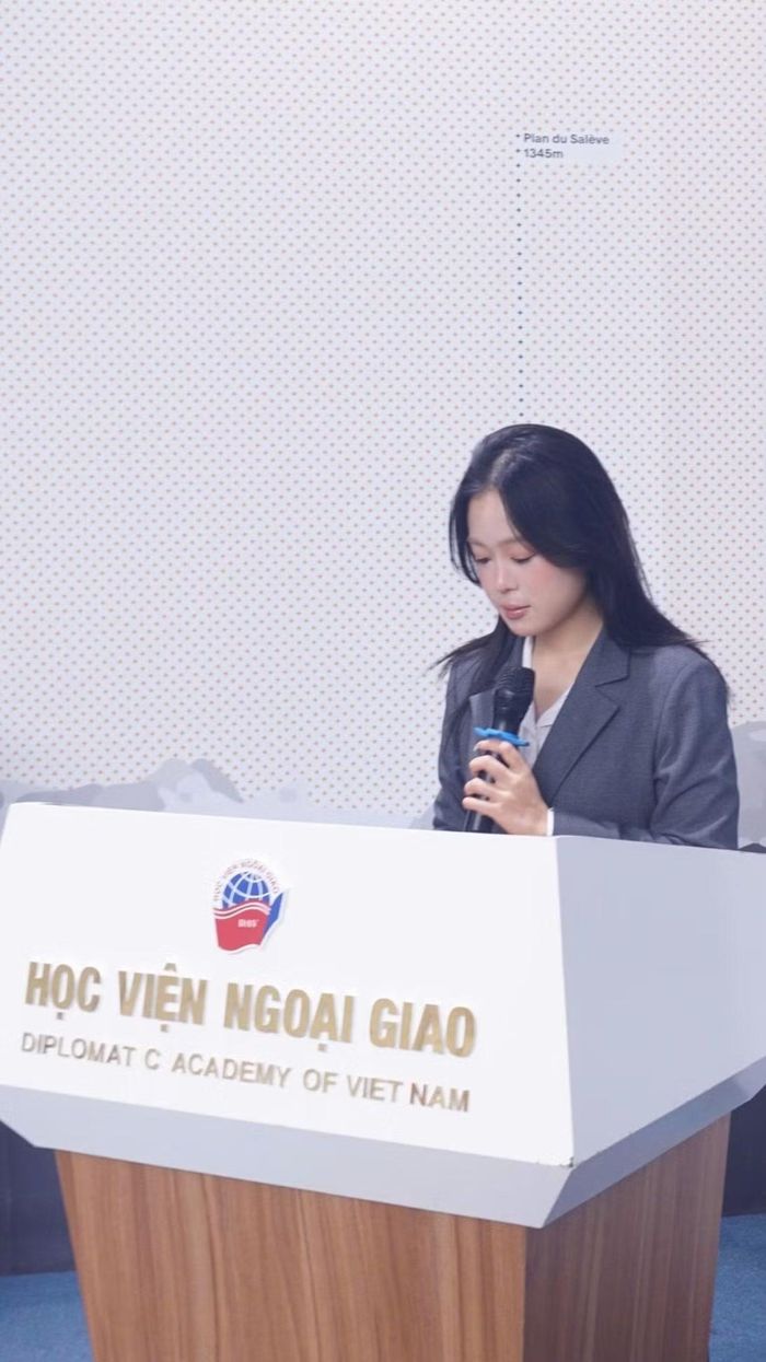 Không chỉ nổi bật trong học tập, Hoàng Thủy Phương còn tích cực tham gia các hoạt động học thuật và nghiên cứu khoa học tại Học viện Ngoại giao.