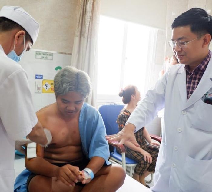 Bác sĩ Bệnh viện Sài Gòn ITO Phú Nhuận thăm khám cho người bệnh (Ảnh: BVCC)