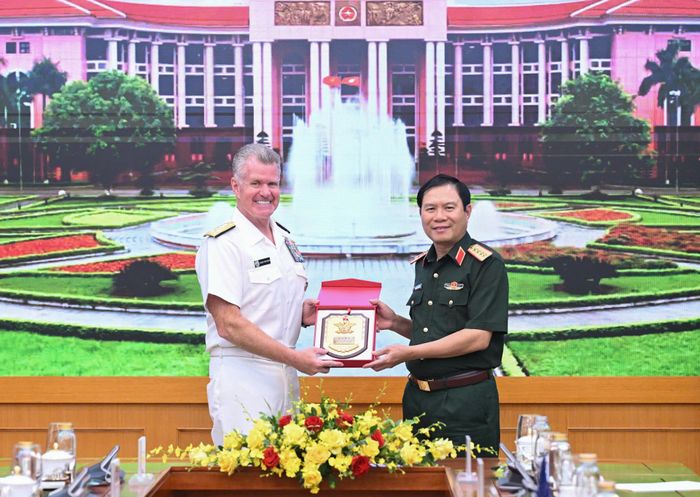 Đại tướng Nguyễn Tân Cương và Đô đốc Samuel Paparo trao quà lưu niệm khi kết thúc hội kiến. Ảnh: VIẾT CHUNG