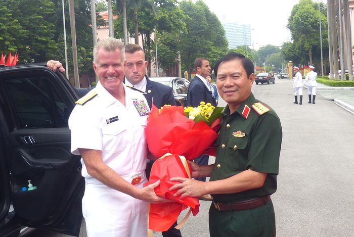 Đại tướng Nguyễn Tân Cương tặng hoa Đô đốc Samuel Paparo tại trụ sở Bộ Quốc phòng, sáng 5-8. Ảnh: TRẦN BÌNH