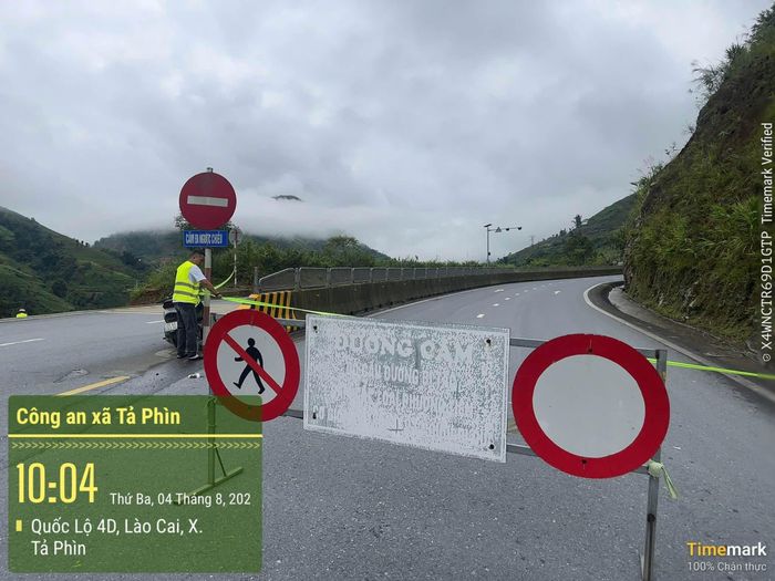  Lực lượng chức năng đặt biển cảnh báo, không để phương tiện đi vào khu vực sạt lở nguy hiểm vào sáng 4-8 trên Quốc lộ 4D (Lào Cai - Sa Pa). Ảnh: CÔNG AN XÃ TẢ PHÌN 