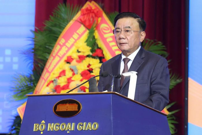  Thường trực Ban Bí thư Trần Cẩm Tú phát biểu tại phiên họp toàn thể về đối ngoại Đảng và đối ngoại nhân dân, sáng 5-8. Ảnh: VIẾT CHUNG 
