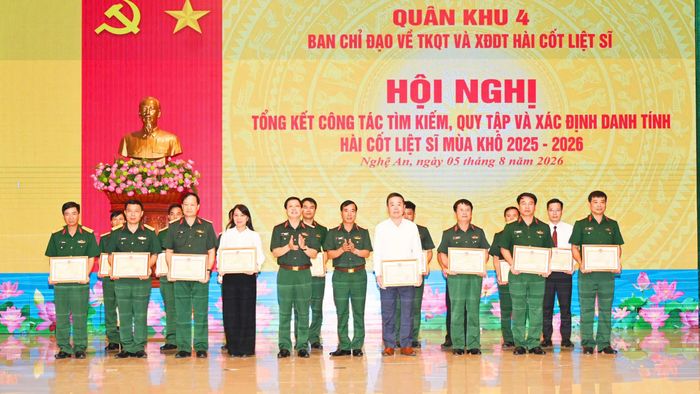  Trao bằng khen cho các tập thể, cá nhân có thành tích xuất sắc 