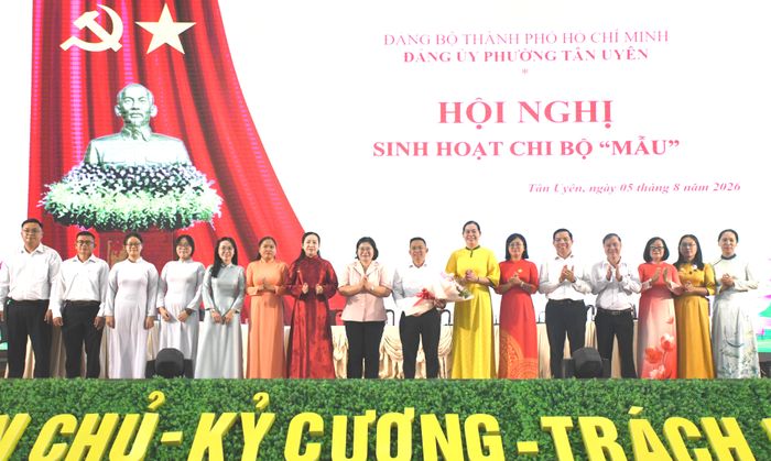  Đồng chí Văn Thị Bạch Tuyết tặng hoa chúc mừng Chi bộ 2 hoàn thành tốt buổi sinh hoạt chi bộ 