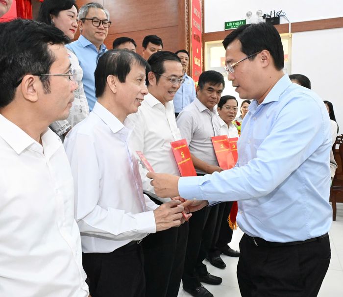  Phó Bí thư Thường trực Thành ủy TPHCM Lê Quốc Phong trao quyết định đến đồng chí Nguyễn Khắc Văn. Ảnh: VIỆT DŨNG 