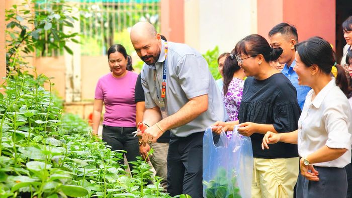 Lớp học kết hợp hoạt độngthực hành ở vườn rau