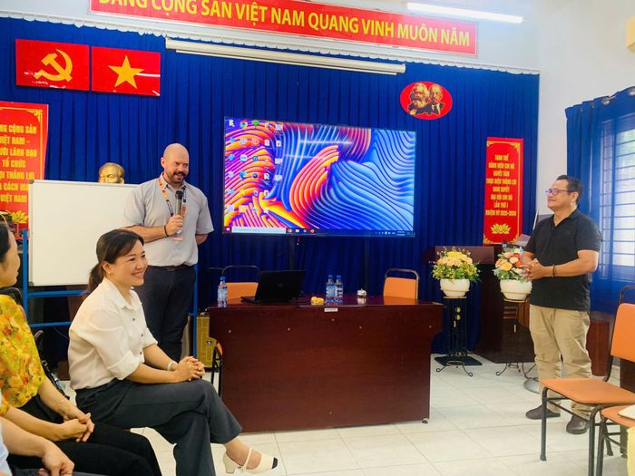 Giáo viên nước ngoài cùng tham gia tổ chức lớp bồi dưỡng với giáo viên tổ tiếng Anh
