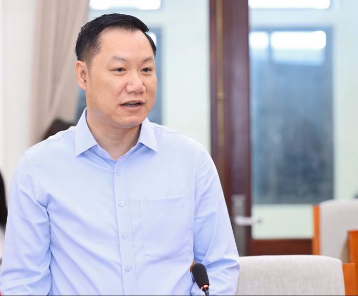  Ông Nguyễn Tiến Thảo - Vụ trưởng Vụ Giáo dục đại học (Bộ GD-ĐT) trao đổi tại họp báo. Ảnh: ĐỖ TRUNG 