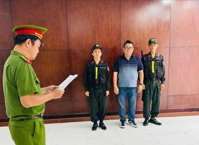  Cơ quan Công an tống đạt quyết định khởi tố vụ án, khởi tố bị can đối với Nguyễn Thành Hiệp 