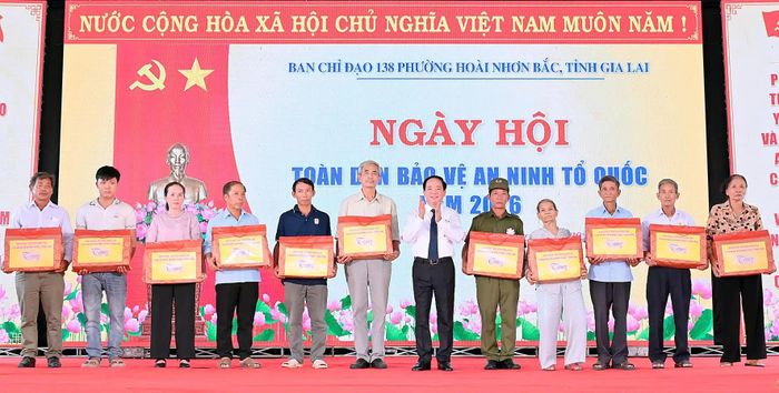  Đồng chí Trịnh Văn Quyết trao quà đến gia đình chính sách và cá nhân có thành tích xuất sắc tại ngày hội. Ảnh: ĐỨC THỤY 