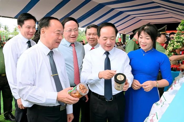  Trưởng Ban Tuyên giáo Trung ương cùng lãnh đạo tỉnh tham quan các gian hàng OCOP địa phương. Ảnh: ĐỨC THỤY 