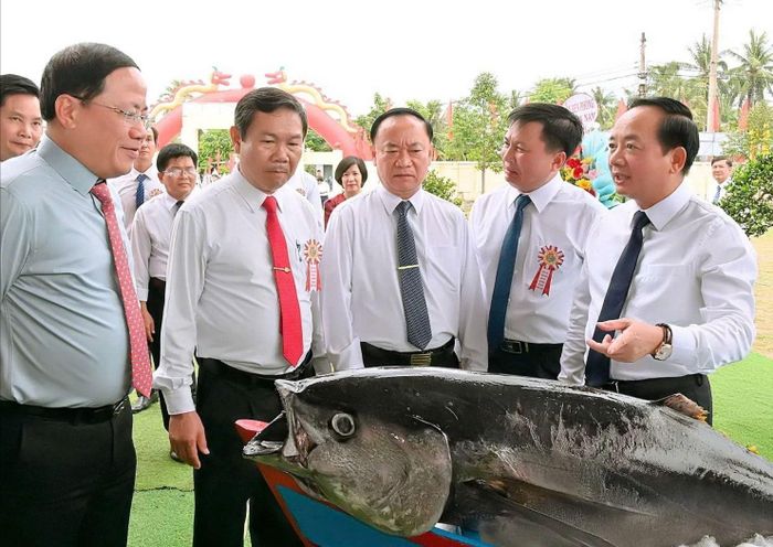  Trưởng Ban Tuyên giáo Trung ương cùng lãnh đạo tỉnh tham quan gian hàng trưng bày sản phẩm tiêu biểu - Cá ngừ đại dương. Ảnh: ĐỨC THỤY 