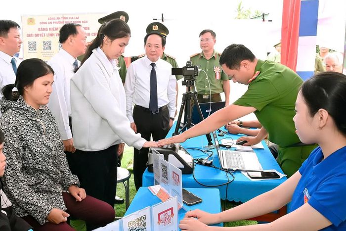  Đồng chí Trịnh Văn Quyết kiểm tra công tác hỗ trợ giải quyết thủ tục hành chính cho người dân phường Hoài Nhơn Bắc. Ảnh: ĐỨC THỤY 