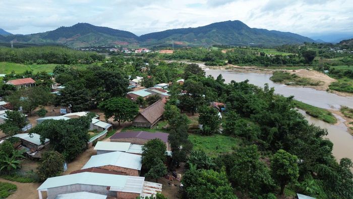  Những căn nhà nằm ven sông, có nguy cơ sạt lở được địa phương đề xuất bố trí tái định cư. Ảnh: HỮU PHÚC 