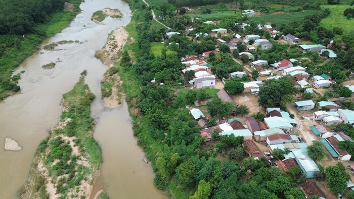  Thôn 5, xã Kon Braih nằm trong vùng bị sạt lở, địa phương đề xuất bố trí tái định cư. Ảnh: HỮU PHÚC 