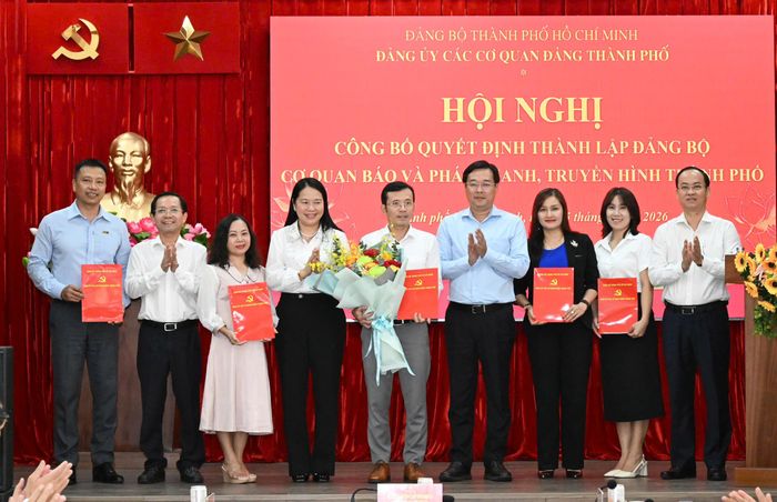  Phó Bí thư Thường trực Thành ủy TPHCM Lê Quốc Phong và đồng chí Lê Thị Hồng Nga, Phó Bí thư Đảng ủy các cơ quan Đảng TPHCM, Chủ nhiệm Ủy ban Kiểm tra Đảng ủy các cơ quan Đảng TPHCM trao quyết định, tặng hoa chúc mừng các đồng chí trong Ủy ban Kiểm tra Đảng ủy Cơ quan Báo và Phát thanh, Truyền hình TPHCM. Ảnh: VIỆT DŨNG 