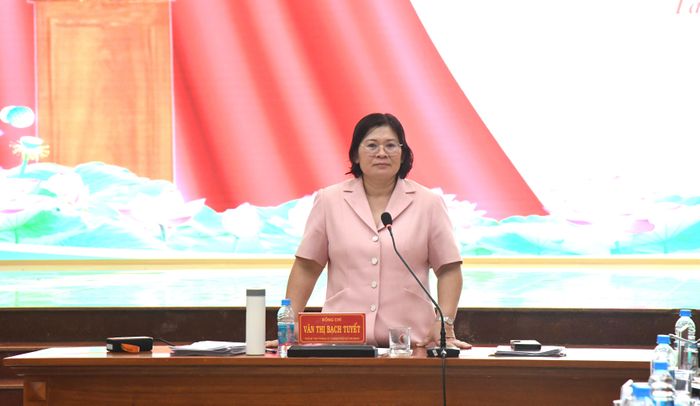  Đồng chí Văn Thị Bạch Tuyết phát biểu chỉ đạo 
