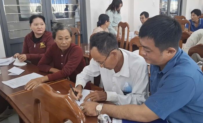  Người dân ký xác nhận đồng ý phương án hỗ trợ thiệt hại do UBND phường Tân Thành công bố 