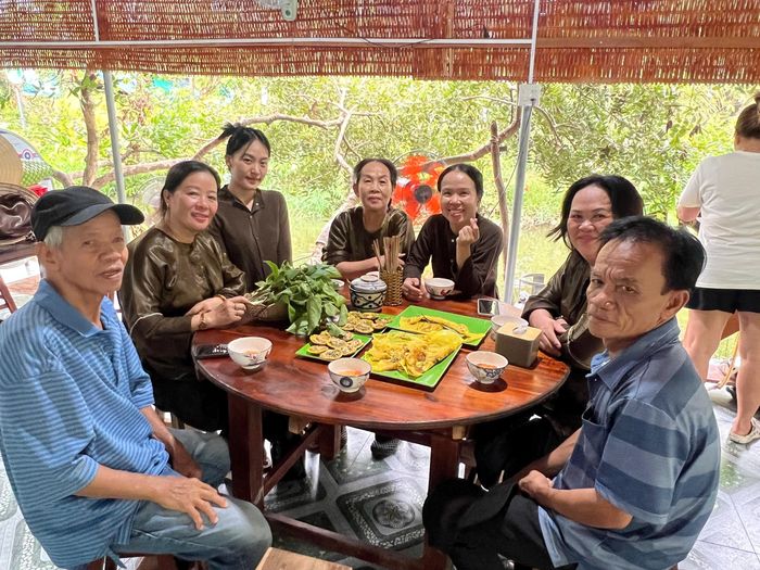 Du khách thưởng thức ẩm thực miệt vườn