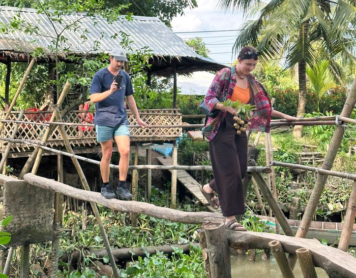 Du khách trải nghiệm đi cầu khỉ