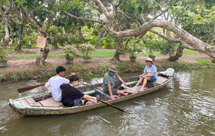 Du khách chèo ghe tham quan vườn trái cây tại Cần Thơ