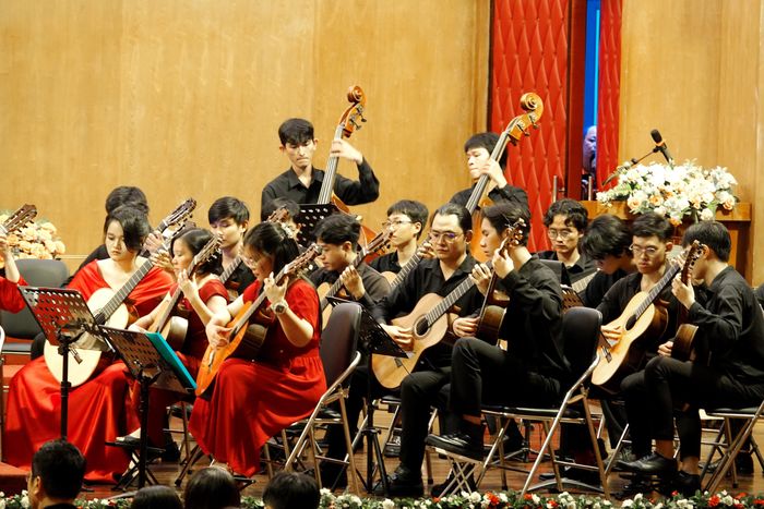  Các gương mặt trẻ của dàn nhạc guitar cổ điển Nhạc viện TPHCM biểu diễn trong chương trình khai mạc sự kiện âm nhạc "Saigon International Guitar Festival 2026". Ảnh: THÚY BÌNH 