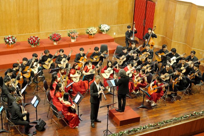  Nghệ sĩ oboist Joakim Dam Thomsen (Đan Mạch) biểu diễn cùng dàn nhạc guitar cổ điển Nhạc viện TPHCM tại lễ khai mạc chuỗi sự kiện âm nhạc "Saigon International Guitar Festival 2026". Ảnh: THÚY BÌNH 