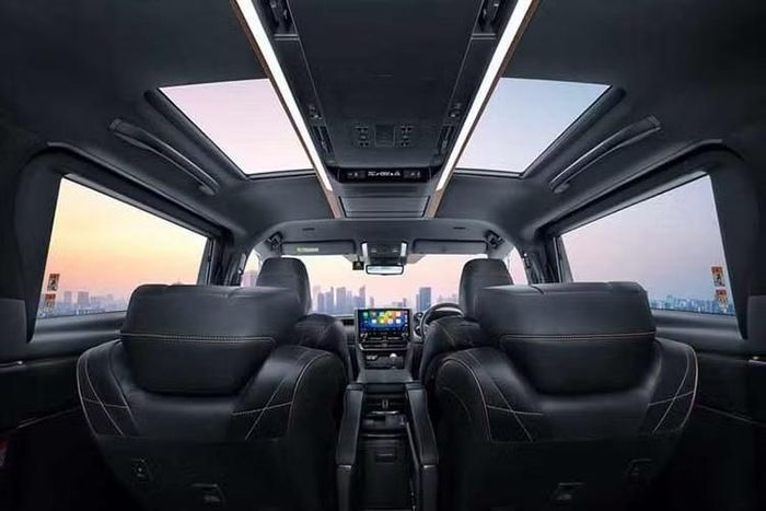 Ghế ngồi của Alphard 2026 sử dụng chất liệu da Premium Nappa kết hợp vật liệu tổng hợp. Hàng ghế trước và hàng ghế thứ hai đều có chức năng sưởi và thông gió.