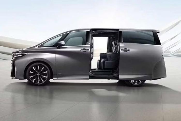 Cung cấp sức mạnh cho Toyota Alphard 2026 là hệ truyền động hybrid với sự kết hợp của động cơ xăng 2.5L và mô tơ điện cho tổng công suất 250 mã lực. Sức mạnh được truyền tới bốn bánh thông qua hệ dẫn động điện tử E-Four. Xe cũng được trang bị gói an toàn Toyota Safety Sense thế hệ mới, đi kèm camera quan sát 360 độ và 6 túi khí.
