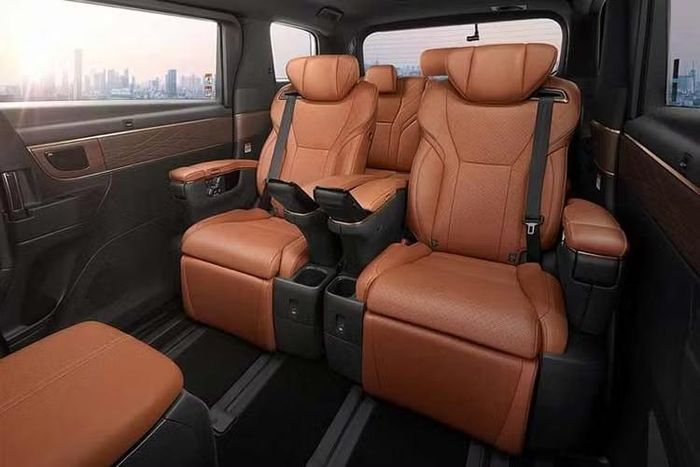 Toyota tiếp tục dành nhiều trang bị cho hàng ghế thứ hai với chức năng massage, chế độ Smart Comfort và máy tính bảng điều khiển có thể tháo rời để thao tác các tính năng trong xe.