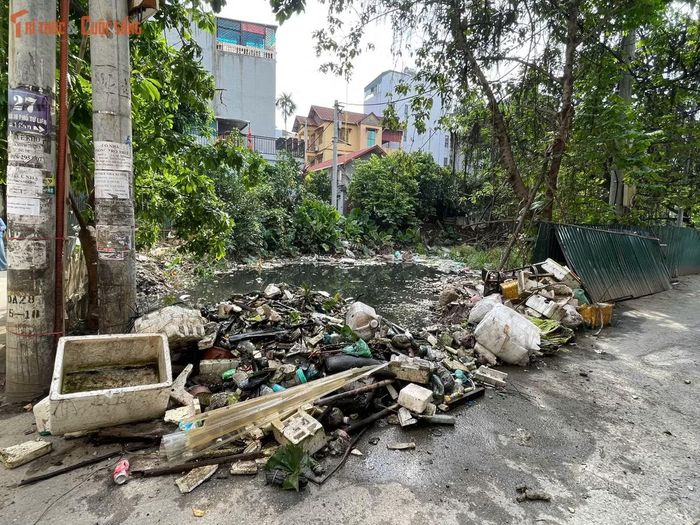 Theo người dân, trước khi dự án được triển khai, khu vực vẫn xảy ra ngập cục bộ vào những đợt mưa lớn. Tuy nhiên, từ khi việc thi công kéo dài và chưa hoàn thiện, nước thoát chậm hơn, rác thải cùng nước tù cũng tích tụ nhiều hơn trước.