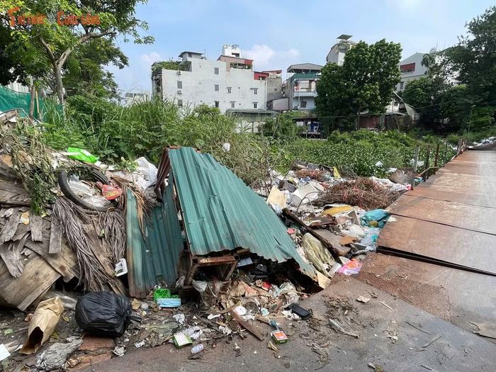 Không chỉ dưới lòng mương, nhiều loại rác còn bị vứt ven đường và khu đất xung quanh. Người dân cho biết lượng rác tích tụ ngày càng nhiều, trong khi việc thu gom, xử lý chưa đáp ứng được thực tế.
