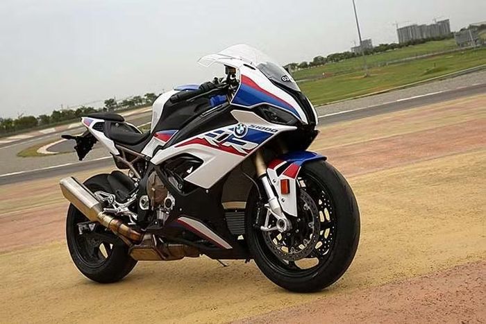Triệu hồi gần 17.000 siêu môtô BMW S1000 RR vì lỗi khóa điện.