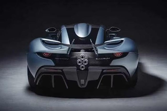 Số lượng siêu xe Hennessey Blackbird mới sản xuất sẽ được giới hạn chỉ 71 chiếc trên toàn thế giới, với giá khởi điểm từ 2,5 triệu USD (tương đương khoảng hơn 65 tỷ đồng - chưa bao gồm thuế).
