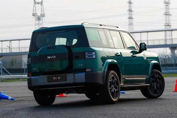 Nếu muốn sở hữu một chiếc Land Rover Defender dùng động cơ hybrid sạc điện như BYD Ti 7, khách hàng Anh sẽ phải chi ít nhất 71.840 Bảng (khoảng 96.851 USD). Phiên bản này có công suất tối đa 300 mã lực, tăng tốc từ 0-96 km/h trong 7,4 giây và sở hữu phạm vi hoạt động thuần điện khoảng 50 km.