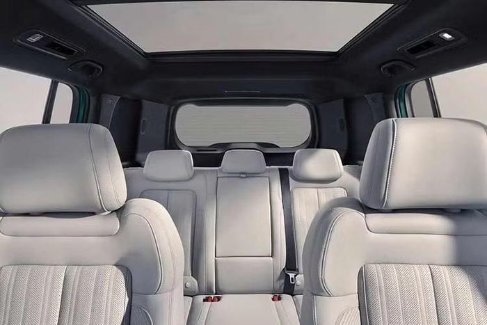 Nằm bên dưới nắp ca-pô của BYD Ti 7 là hệ truyền động hybrid sạc điện DM-p Super Hybrid, gồm máy xăng 4 xi-lanh, tăng áp, dung tích 1.5L, hai mô-tơ điện và bộ pin 35,6 kWh. Dù được gọi là plug-in hybrid nhưng hệ thống này hoạt động giống mở rộng phạm vi hoạt động hơn bởi BYD cho biết động cơ xăng chủ yếu chỉ đóng vai trò tạo ra điện để sạc pin.