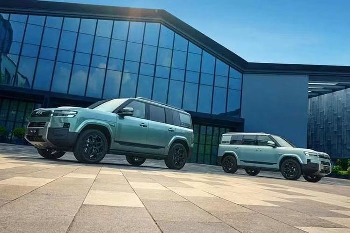Land Rover Defender là một biểu tượng của nước Anh nhưng mẫu xe này sắp phải đối mặt với sự cạnh tranh đáng gờm ngay trên sân nhà. Đối thủ lần này là BYD Ti 7, dự kiến sẽ ra mắt vào tháng 1/2027. Với thiết kế như sự pha trộn giữa Land Rover Defender và Hyundai SantaFe.