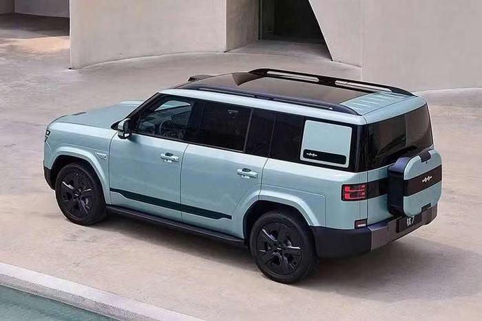 Tạm bỏ qua những tranh cãi về kiểu dáng, mẫu SUV này sở hữu trang bị dồi dào theo đúng truyền thống của ô tô Trung Quốc. Cụ thể, xe được trang bị hệ thống đèn LED, kính tối màu và mâm hợp kim 20 inch. Xe còn có trần kính toàn cảnh, đèn chiếu xuống mặt đất từ gương chiếu hậu, kính chắn gió và kính cửa trước cách âm.