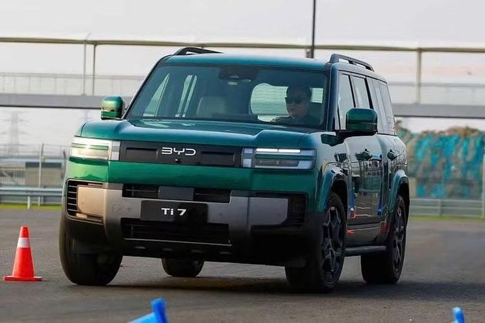 Để so sánh, Land Rover Defender 110 S tiêu chuẩn sử dụng động cơ diesel 6 xi-lanh, dung tích 3.0L, tạo ra công suất tối đa 250 mã lực. Mẫu xe này tăng tốc từ 0-96 km/h trong 7,9 giây và đạt tốc độ tối đa 188 km/h.